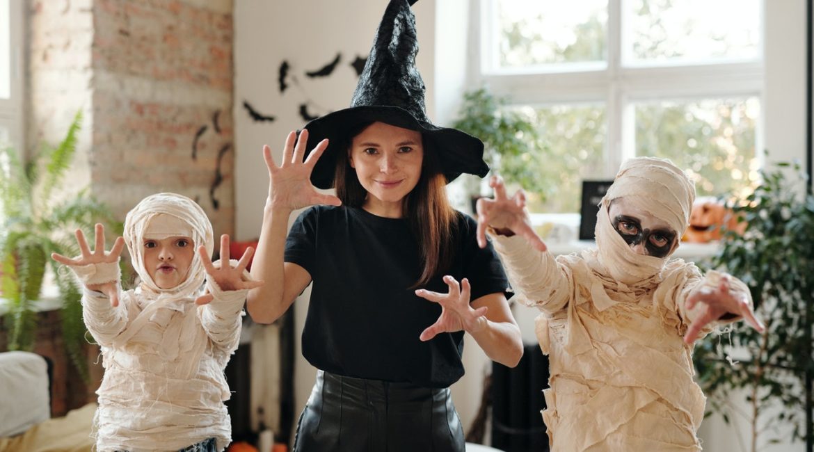 Familie er klædt ud som mumier og en heks