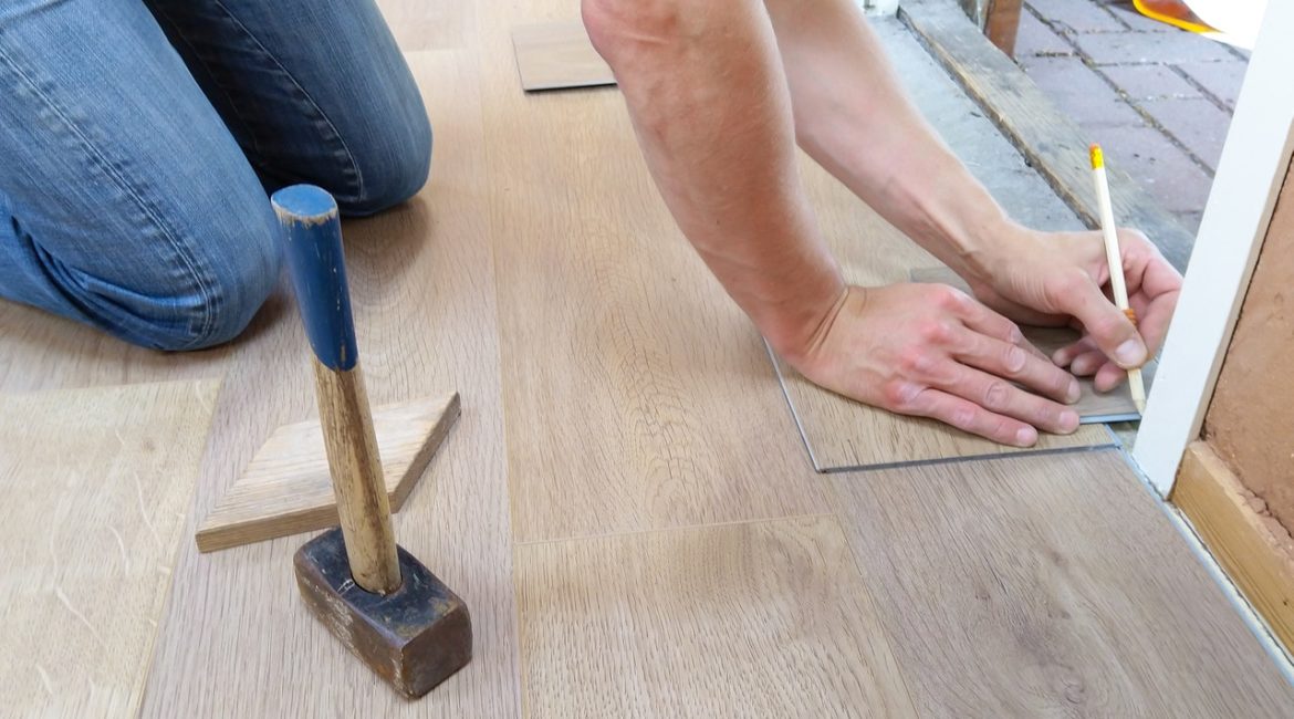 Person bygger gulv